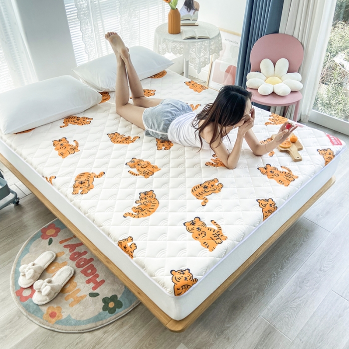 91家纺网 家纺一手货源 找家纺 鑫钰 2023新款小老虎印花抗菌床垫 金桔虎