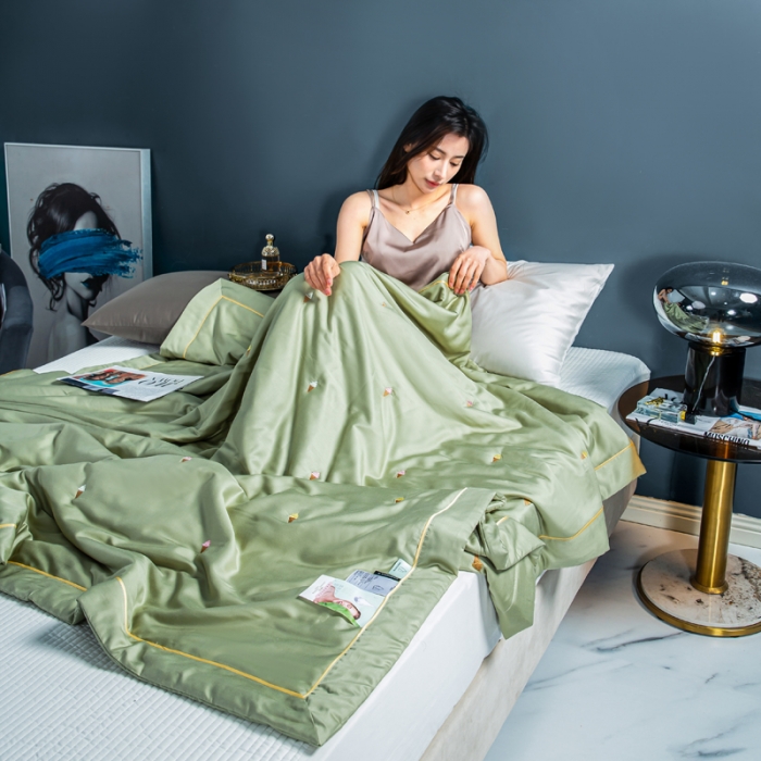 91家纺网 家纺一手货源 找家纺 被靠被 2023新款莫代尔烟酰胺刺绣夏被冰激凌系列 抹茶绿