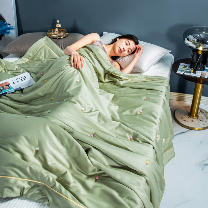 91家纺网 家纺一手货源 找家纺 被靠被 2023新款莫代尔烟酰胺刺绣夏被冰激凌系列 抹茶绿