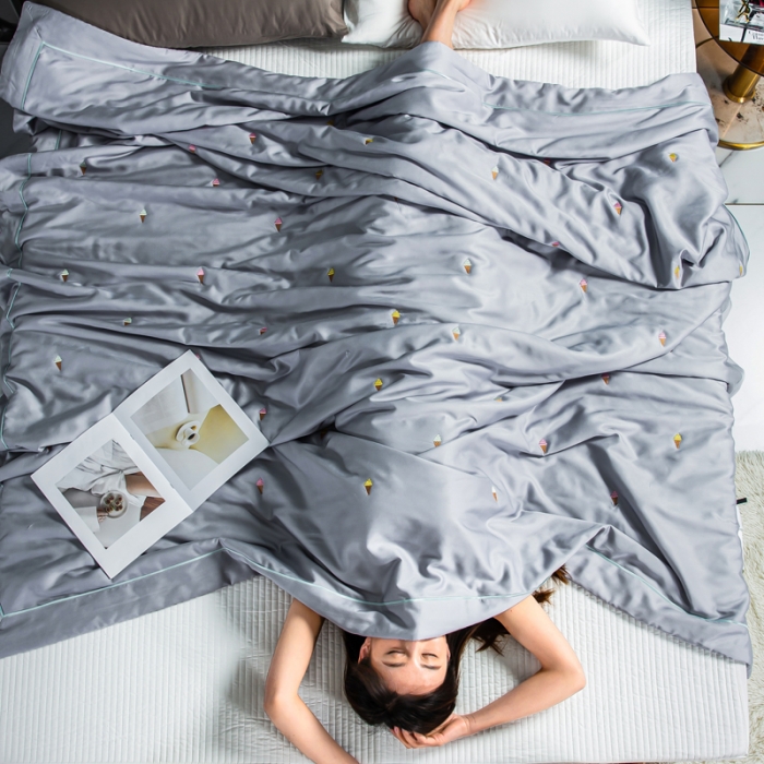 91家纺网 家纺一手货源 找家纺 被靠被 2023新款莫代尔烟酰胺刺绣夏被冰激凌系列 浅麻灰