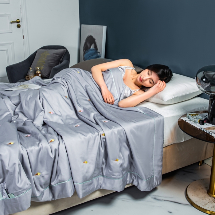 91家纺网 家纺一手货源 找家纺 被靠被 2023新款莫代尔烟酰胺刺绣夏被冰激凌系列 浅麻灰