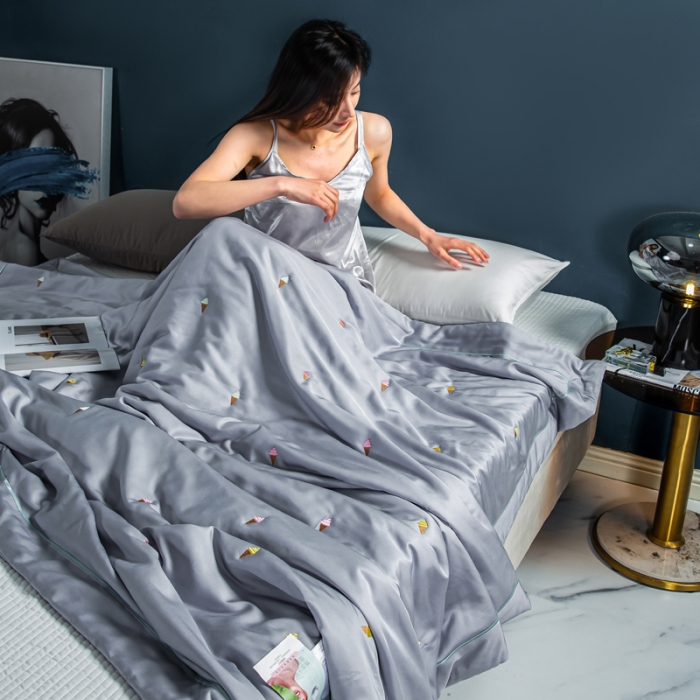 91家纺网 家纺一手货源 找家纺 被靠被 2023新款莫代尔烟酰胺刺绣夏被冰激凌系列 浅麻灰