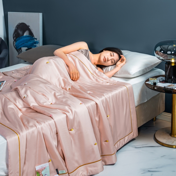 91家纺网 家纺一手货源 找家纺 被靠被 2023新款莫代尔烟酰胺刺绣夏被冰激凌系列 杏粉色