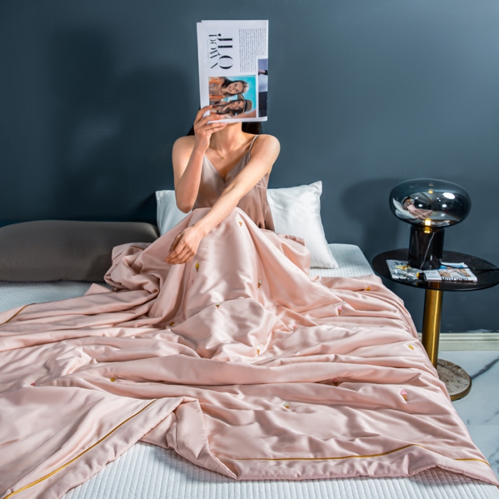 91家纺网 家纺一手货源 找家纺 被靠被 2023新款莫代尔烟酰胺刺绣夏被冰激凌系列 杏粉色