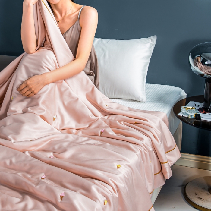 91家纺网 家纺一手货源 找家纺 被靠被 2023新款莫代尔烟酰胺刺绣夏被冰激凌系列 杏粉色