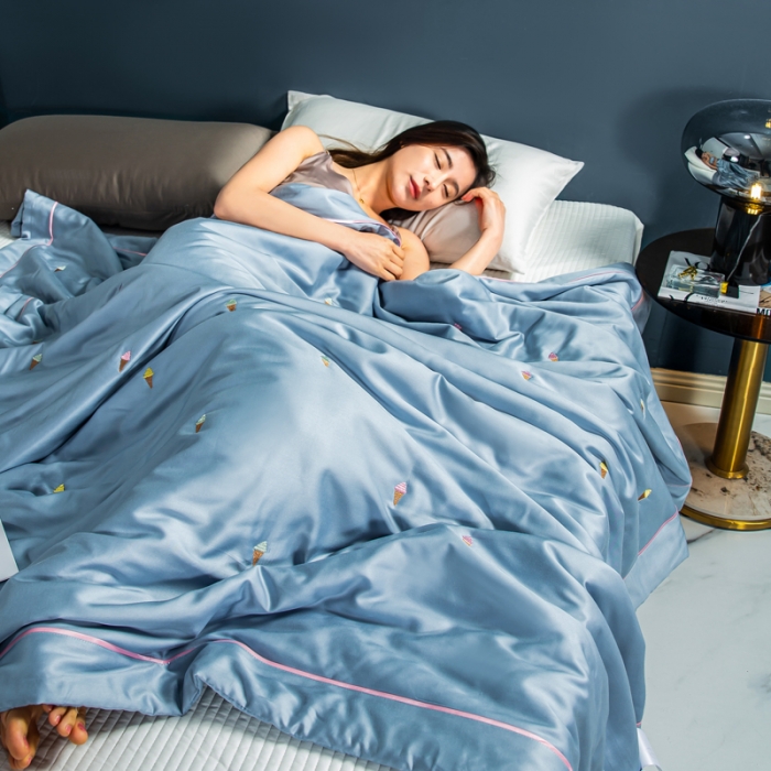 91家纺网 家纺一手货源 找家纺 被靠被 2023新款莫代尔烟酰胺刺绣夏被冰激凌系列 云水蓝