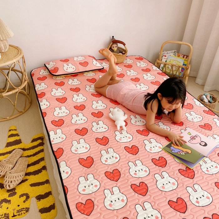 91家纺网 家纺一手货源 找家纺 鱼宝 2022新款儿童凉感乳胶席两件套 爱心兔