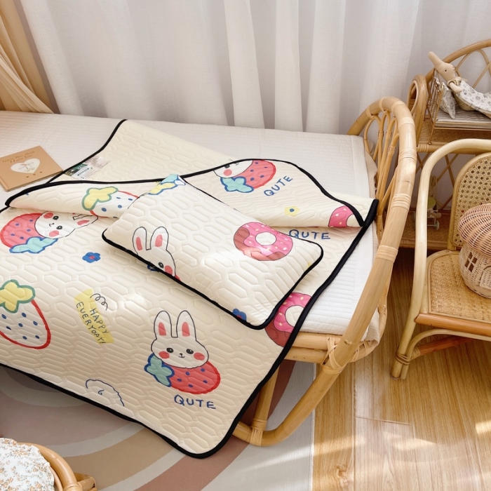 91家纺网 家纺一手货源 找家纺 鱼宝 2022新款儿童凉感乳胶席两件套 草莓兔兔