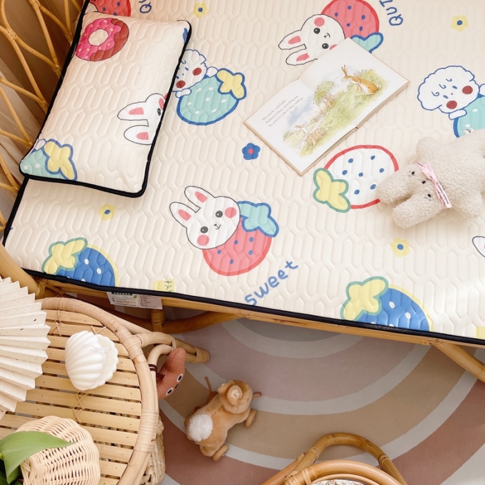 91家纺网 家纺一手货源 找家纺 鱼宝 2022新款儿童凉感乳胶席两件套 草莓兔兔