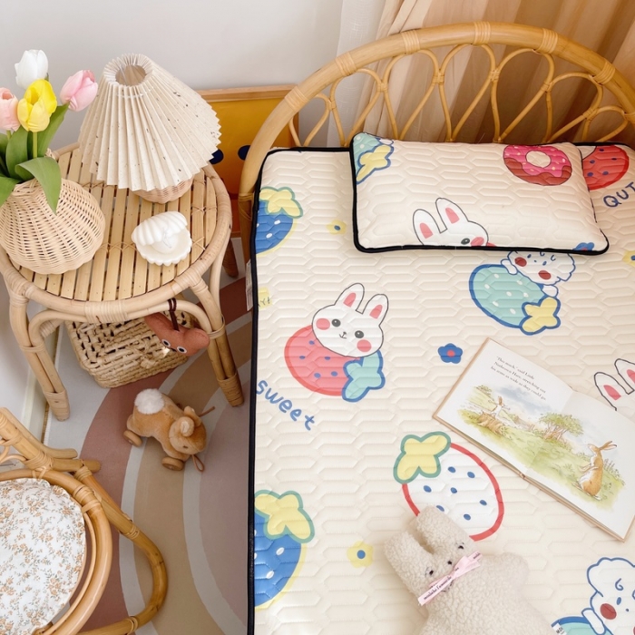 91家纺网 家纺一手货源 找家纺 鱼宝 2022新款儿童凉感乳胶席两件套 草莓兔兔