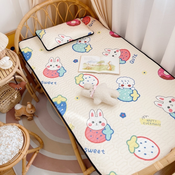 91家纺网 家纺一手货源 找家纺 鱼宝 2022新款儿童凉感乳胶席两件套 草莓兔兔