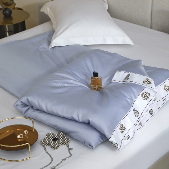 91家纺网 家纺一手货源 找家纺 凡客家居2022新款水洗天丝薄荷纤维山茶花赫本夏被赫本-湖蓝