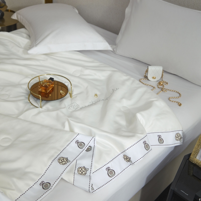 91家纺网 家纺一手货源 找家纺 凡客家居2022新款水洗天丝薄荷纤维山茶花赫本夏被赫本-米白