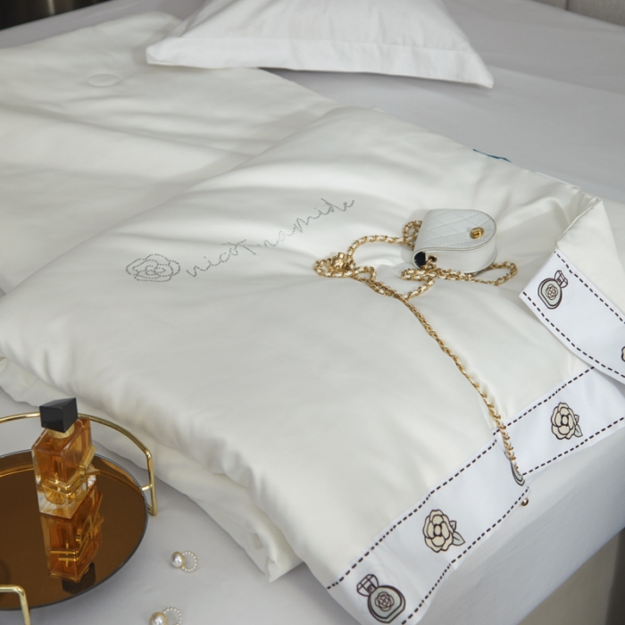 91家纺网 家纺一手货源 找家纺 凡客家居2022新款水洗天丝薄荷纤维山茶花赫本夏被赫本-米白