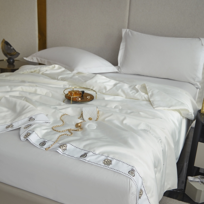 91家纺网 家纺一手货源 找家纺 凡客家居2022新款水洗天丝薄荷纤维山茶花赫本夏被赫本-米白