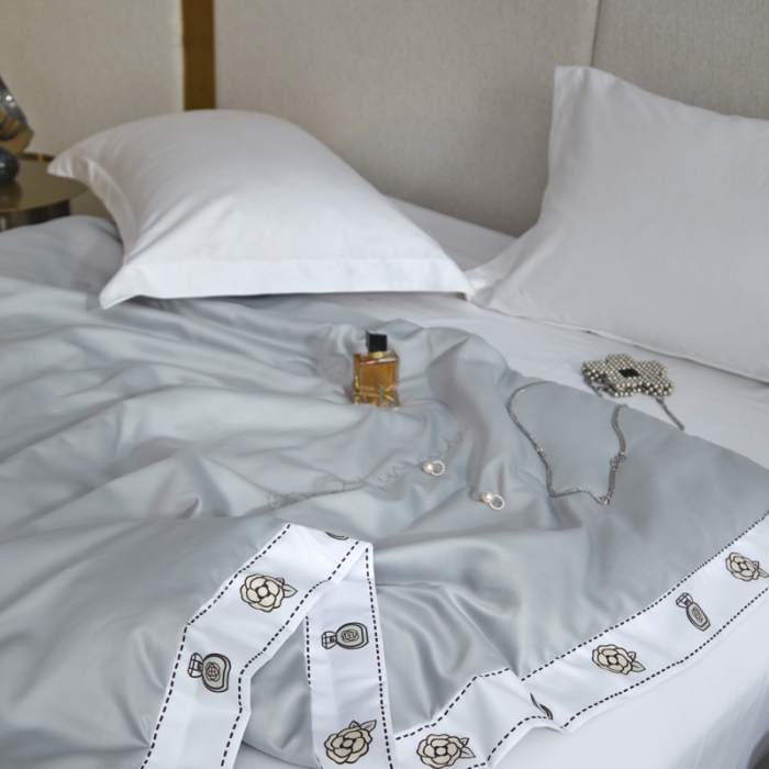 91家纺网 家纺一手货源 找家纺 凡客家居2022新款水洗天丝薄荷纤维山茶花赫本夏被赫本-浅灰