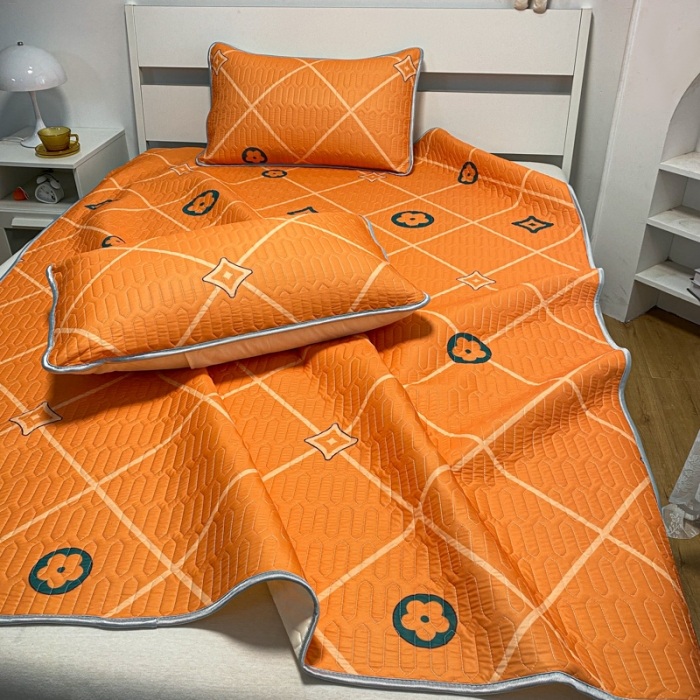 91家纺网 家纺一手货源 找家纺 金爱家 2023新款简约轻奢风乳胶凉席夏被四件套 时尚黄