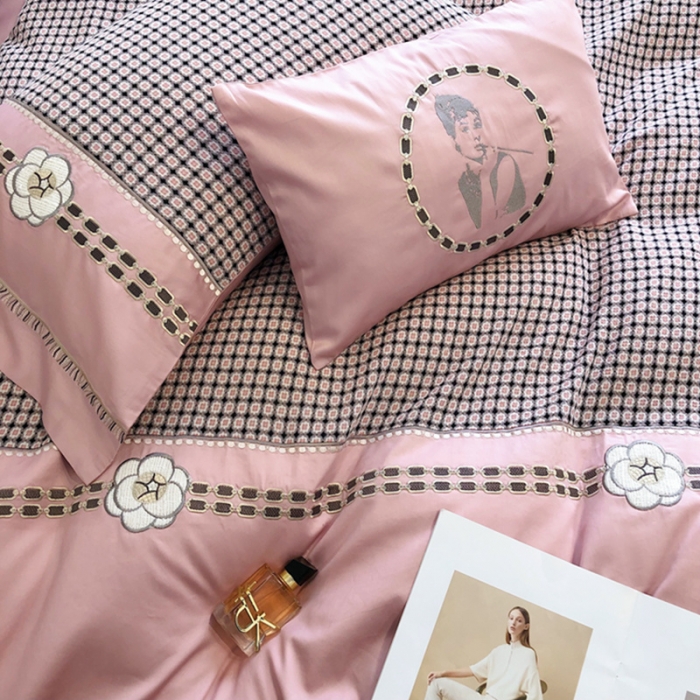 91家纺网 家纺一手货源 找家纺 品家居 2025新款A版提花双层纱全棉四件套 可可恋人-粉