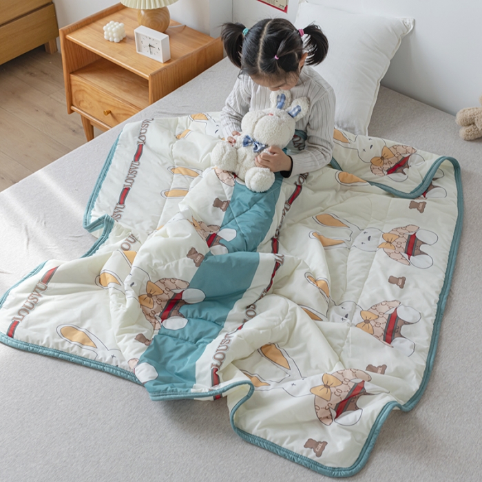 91家纺网 家纺一手货源 找家纺 吉咪兔2022儿童卡通凉感丝夏被空调被午睡小薄被子 芭比兔