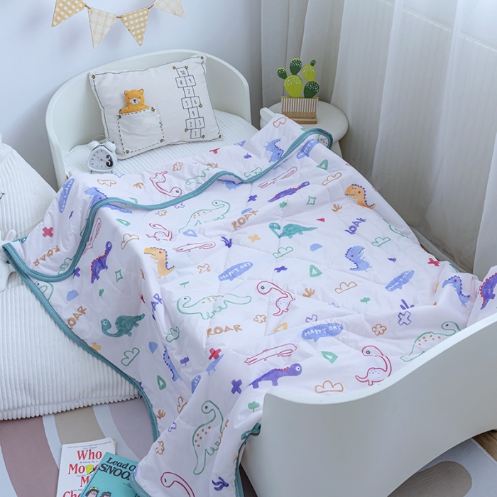 91家纺网 家纺一手货源 找家纺 新款儿童卡通凉感丝夏被婴儿空调被幼儿园夏凉被夏季薄款被 恐龙乐园-白