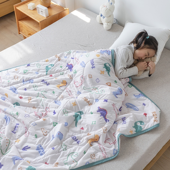 91家纺网 家纺一手货源 找家纺 新款儿童卡通凉感丝夏被婴儿空调被幼儿园夏凉被夏季薄款被 恐龙乐园-白