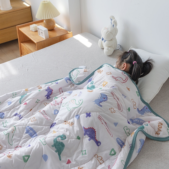 91家纺网 家纺一手货源 找家纺 新款儿童卡通凉感丝夏被婴儿空调被幼儿园夏凉被夏季薄款被 恐龙乐园-白