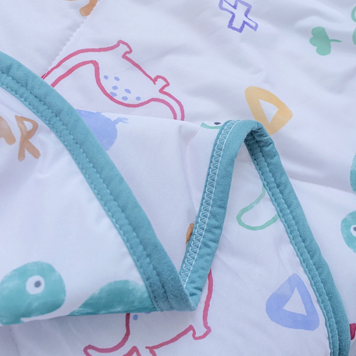 91家纺网 家纺一手货源 找家纺 新款儿童卡通凉感丝夏被婴儿空调被幼儿园夏凉被夏季薄款被 恐龙乐园-白