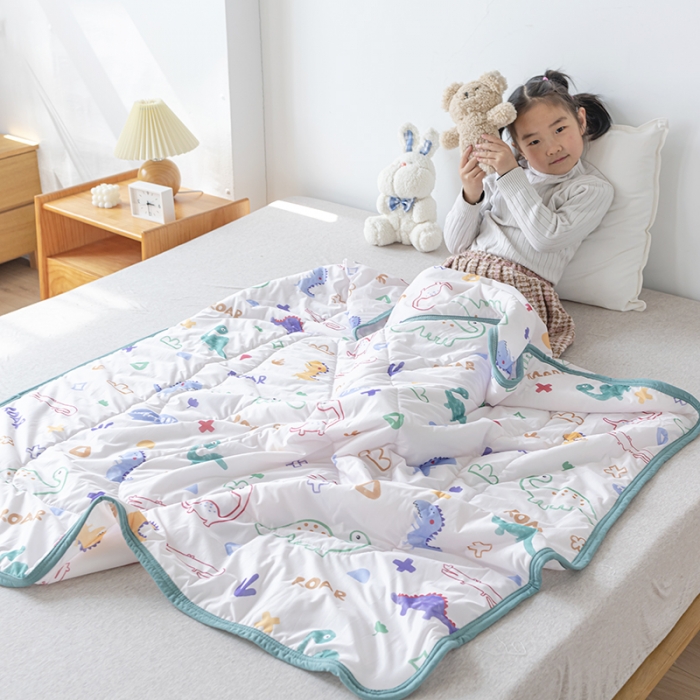 91家纺网 家纺一手货源 找家纺 新款儿童卡通凉感丝夏被婴儿空调被幼儿园夏凉被夏季薄款被 恐龙乐园-白