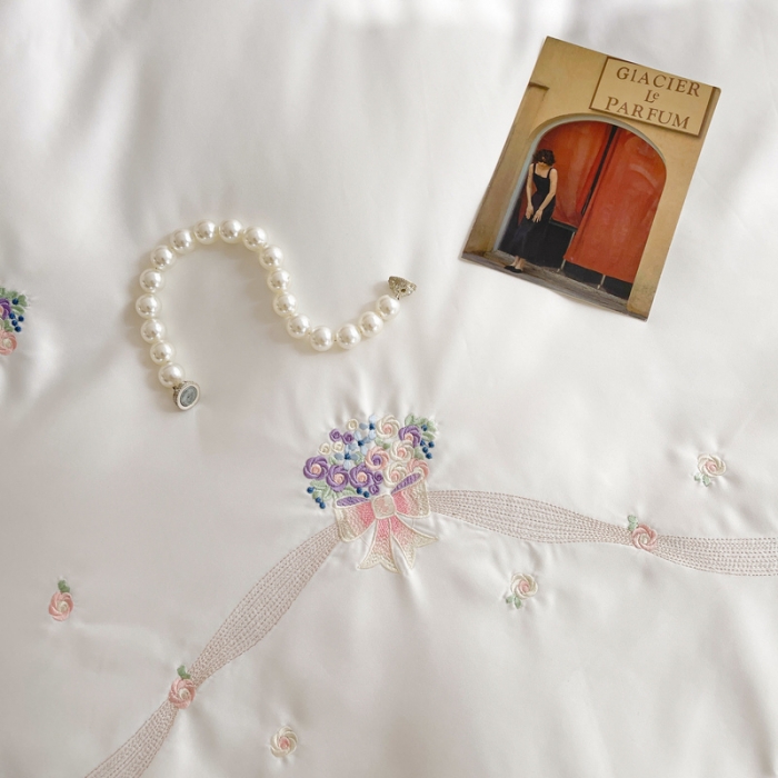 91家纺网 家纺一手货源 找家纺 优悦 2022新款花边款冰丝刺绣四件套 花悦白＋紫