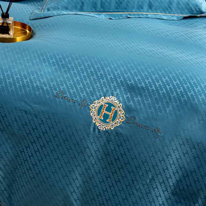 91家纺网 家纺一手货源 找家纺 凡客 2022新款全棉提花轻奢风刺绣款四件套 雾蓝