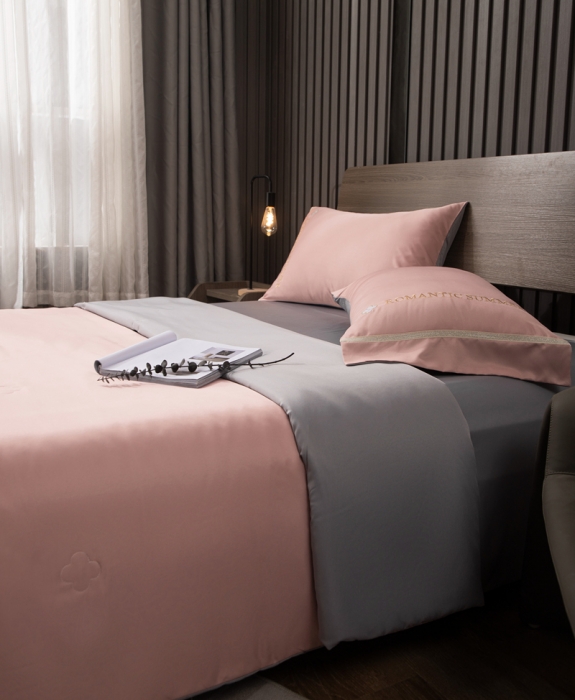 91家纺网 家纺一手货源 找家纺 潮邦 2025新款水洗真丝刺绣花织带宽边夏被四件套-星钥 豆沙红