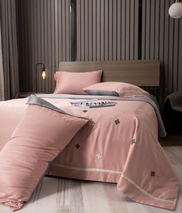 91家纺网 家纺一手货源 找家纺 潮邦 2025新款水洗真丝刺绣花织带宽边夏被四件套-星钥 豆沙红