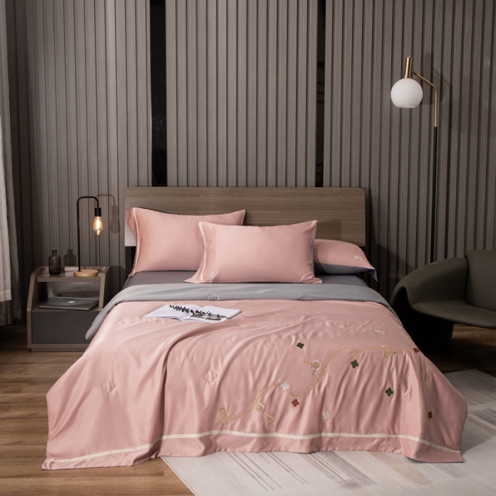 91家纺网 家纺一手货源 找家纺 潮邦 2025新款水洗真丝刺绣花织带宽边夏被四件套-星钥 豆沙红