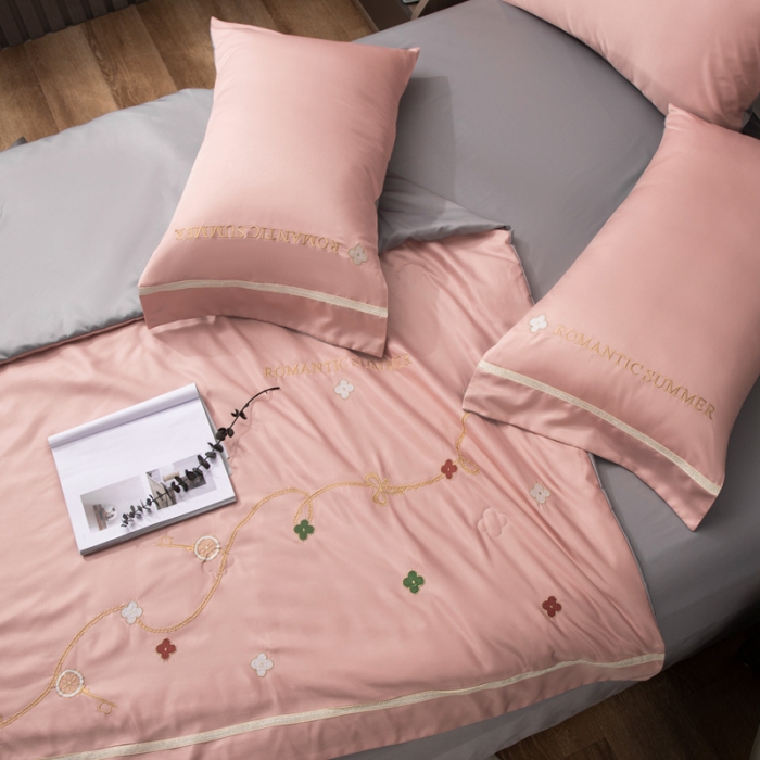 91家纺网 家纺一手货源 找家纺 潮邦 2025新款水洗真丝刺绣花织带宽边夏被四件套-星钥 豆沙红