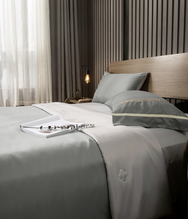 91家纺网 家纺一手货源 找家纺 潮邦 2025新款水洗真丝刺绣花织带宽边夏被四件套-星钥 极光灰