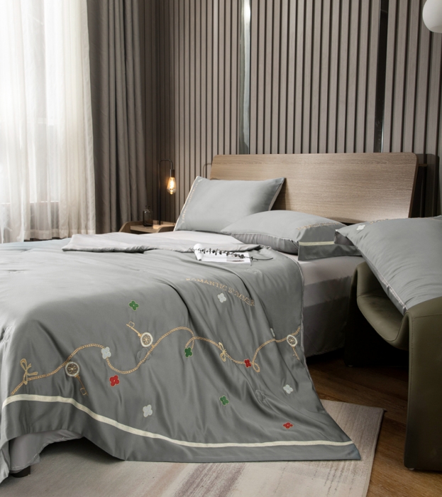 91家纺网 家纺一手货源 找家纺 潮邦 2025新款水洗真丝刺绣花织带宽边夏被四件套-星钥 极光灰