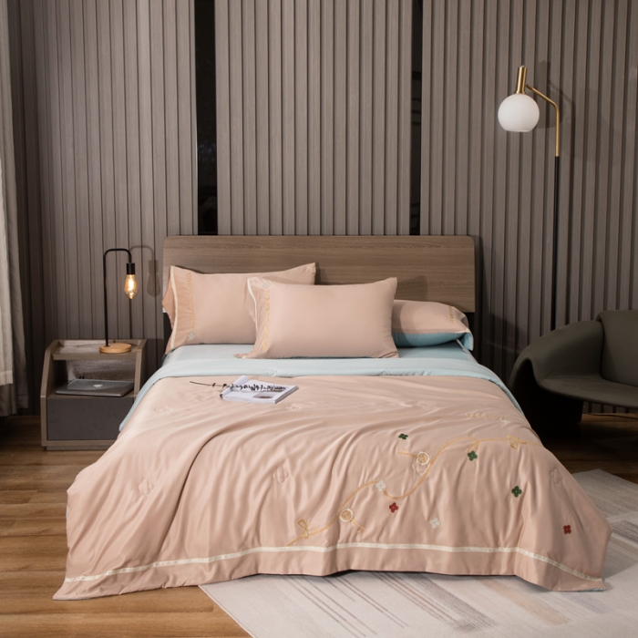 91家纺网 家纺一手货源 找家纺 潮邦 2025新款水洗真丝刺绣花织带宽边夏被四件套-星钥 浅黄棕