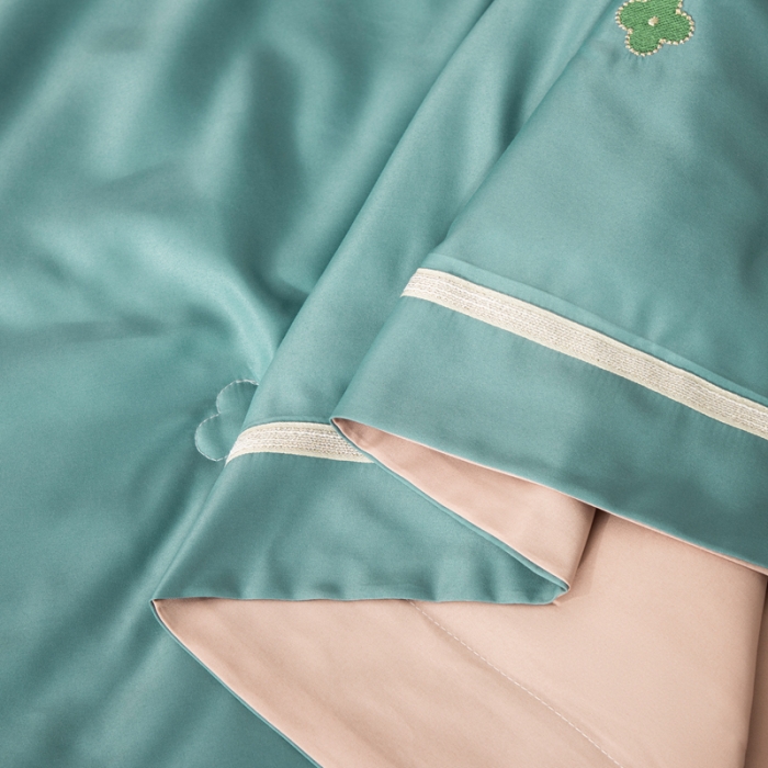 91家纺网 家纺一手货源 找家纺 潮邦 2025新款水洗真丝刺绣花织带宽边夏被四件套-星钥 浅石蓝