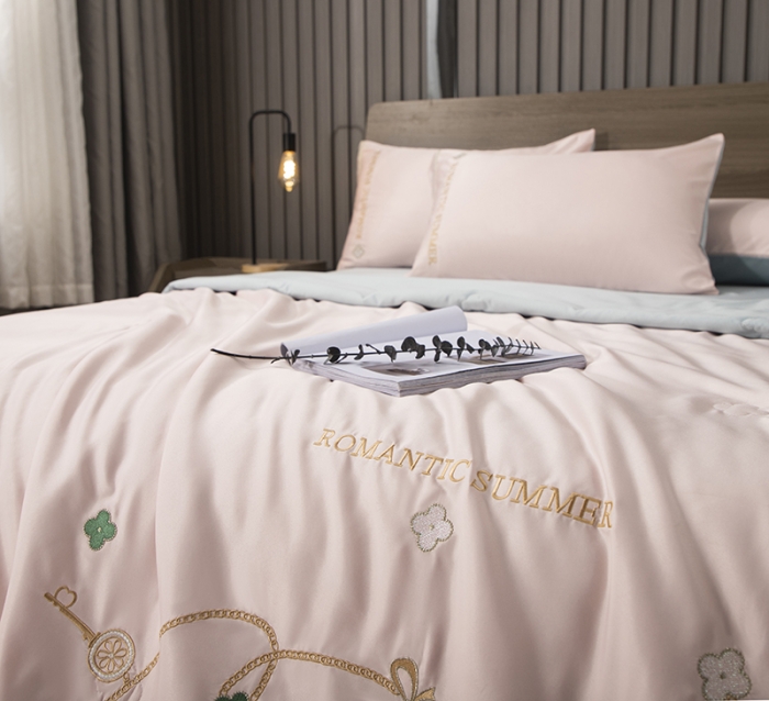 91家纺网 家纺一手货源 找家纺 潮邦 2025新款水洗真丝刺绣花织带宽边夏被四件套-星钥 樱花粉