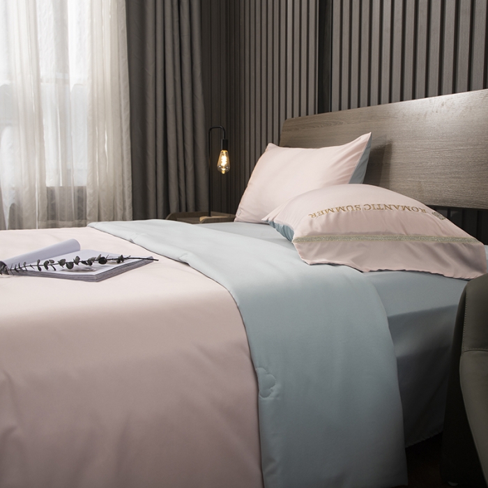 91家纺网 家纺一手货源 找家纺 潮邦 2025新款水洗真丝刺绣花织带宽边夏被四件套-星钥 樱花粉