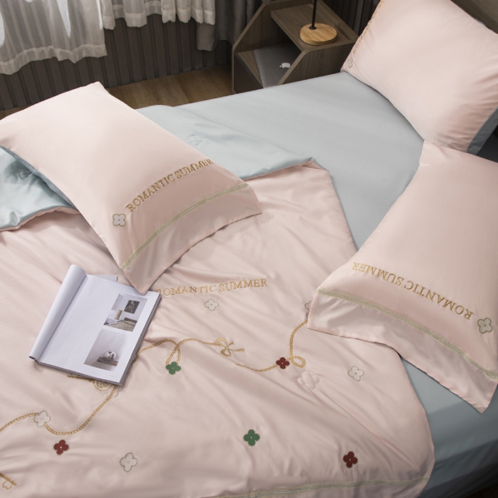 91家纺网 家纺一手货源 找家纺 潮邦 2025新款水洗真丝刺绣花织带宽边夏被四件套-星钥 樱花粉