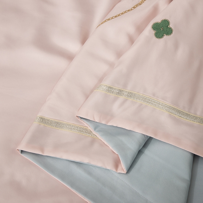91家纺网 家纺一手货源 找家纺 潮邦 2025新款水洗真丝刺绣花织带宽边夏被四件套-星钥 樱花粉