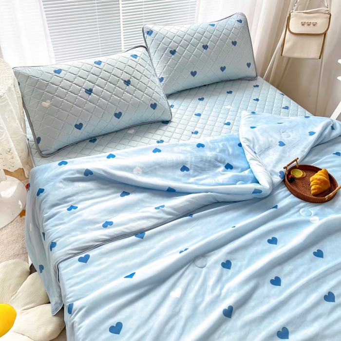 91家纺网 家纺一手货源 找家纺 锦罗绣 2024新款水洗乳胶凉席床笠凉席夏被四件套 爱心蓝