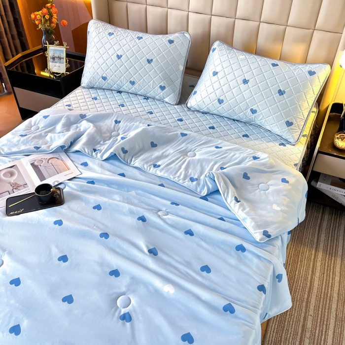 91家纺网 家纺一手货源 找家纺 锦罗绣 2024新款水洗乳胶凉席床裙凉席夏被四件套 爱心蓝