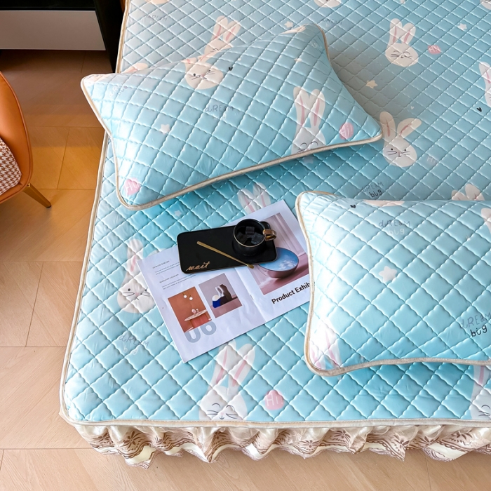 91家纺网 家纺一手货源 找家纺 锦罗绣 2024新款水洗乳胶凉席床裙凉席夏被四件套 乖乖兔