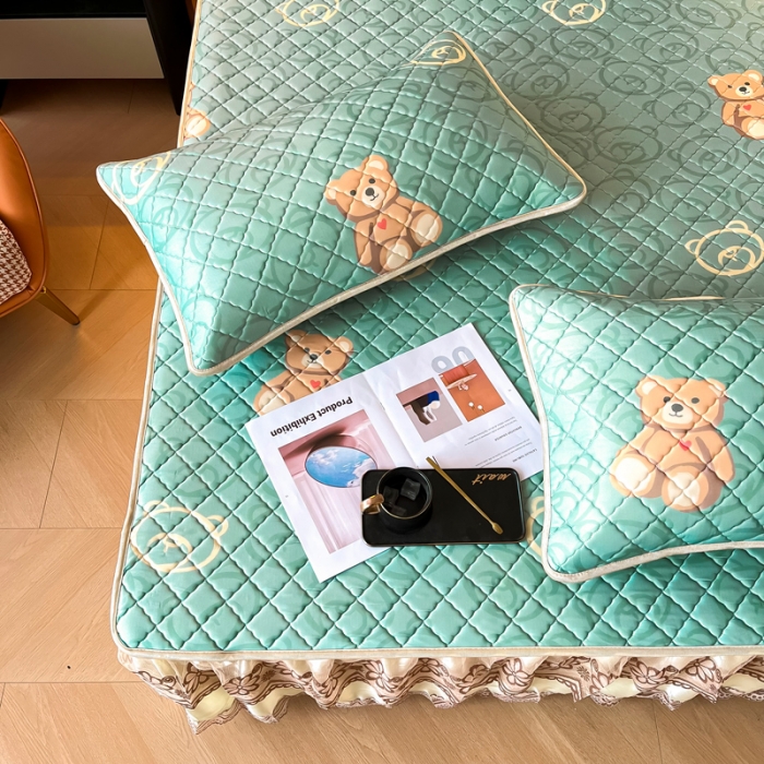 91家纺网 家纺一手货源 找家纺 锦罗绣 2024新款水洗乳胶凉席床裙凉席夏被四件套 萌萌熊