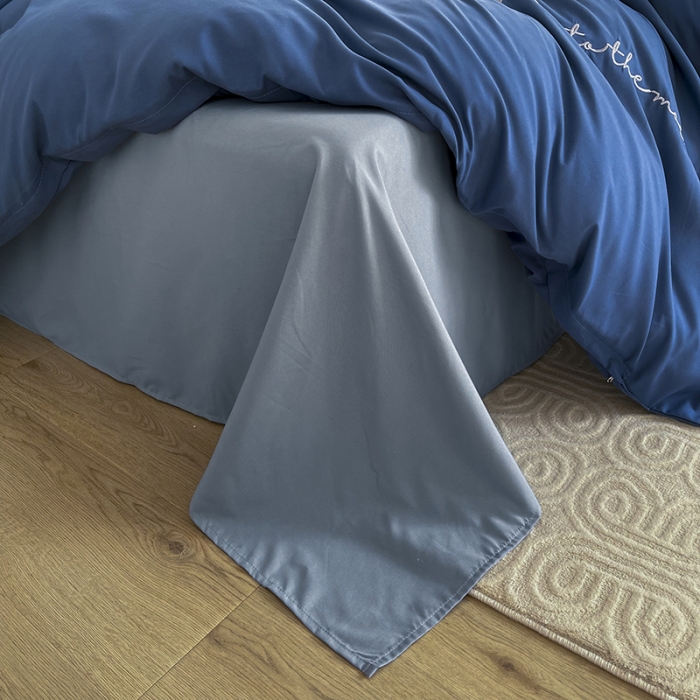 91家纺网 家纺一手货源 找家纺 曼谷纯色简约刺绣柔软磨毛水洗棉套件飘系列字母宝蓝海盐