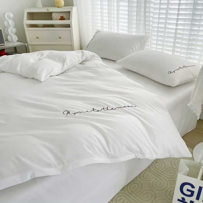 91家纺网 家纺一手货源 找家纺 曼谷纯色简约刺绣柔软磨毛水洗棉套件飘系列 字母纯白