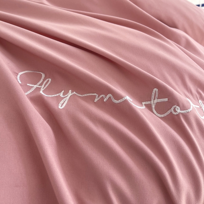 91家纺网 家纺一手货源 找家纺 曼谷纯色简约刺绣柔软磨毛水洗棉套件飘系列 字母浅豆沙