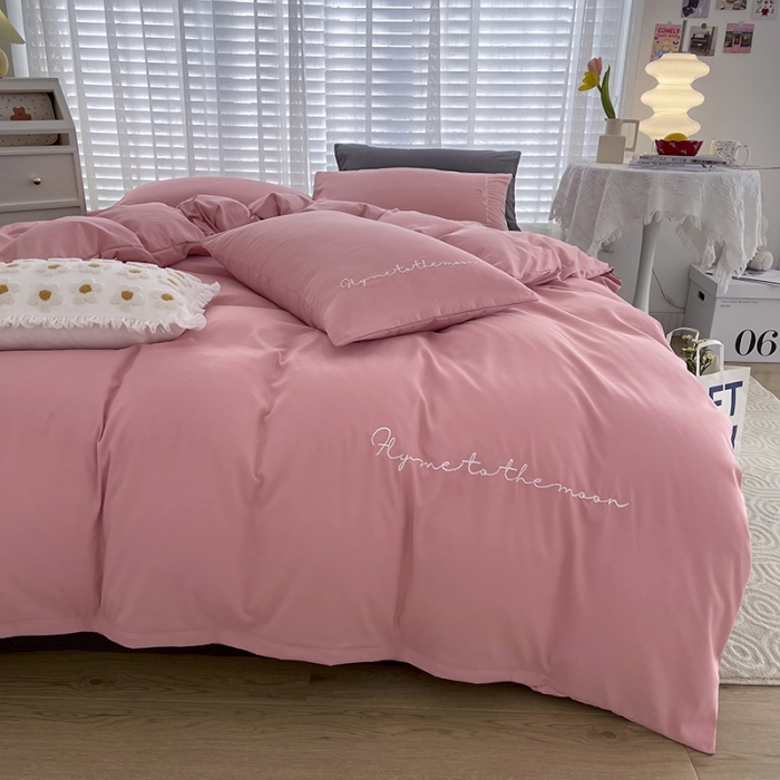 91家纺网 家纺一手货源 找家纺 曼谷纯色简约刺绣柔软磨毛水洗棉套件飘系列字母浅豆沙灰